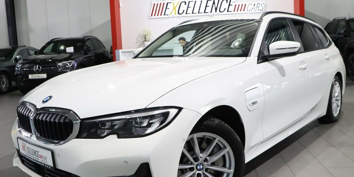 BMW 330e Touring Advantage / VOLL-LEDER-SPORT / LED 95.000 km 24.577 &euro; Hamm 59077