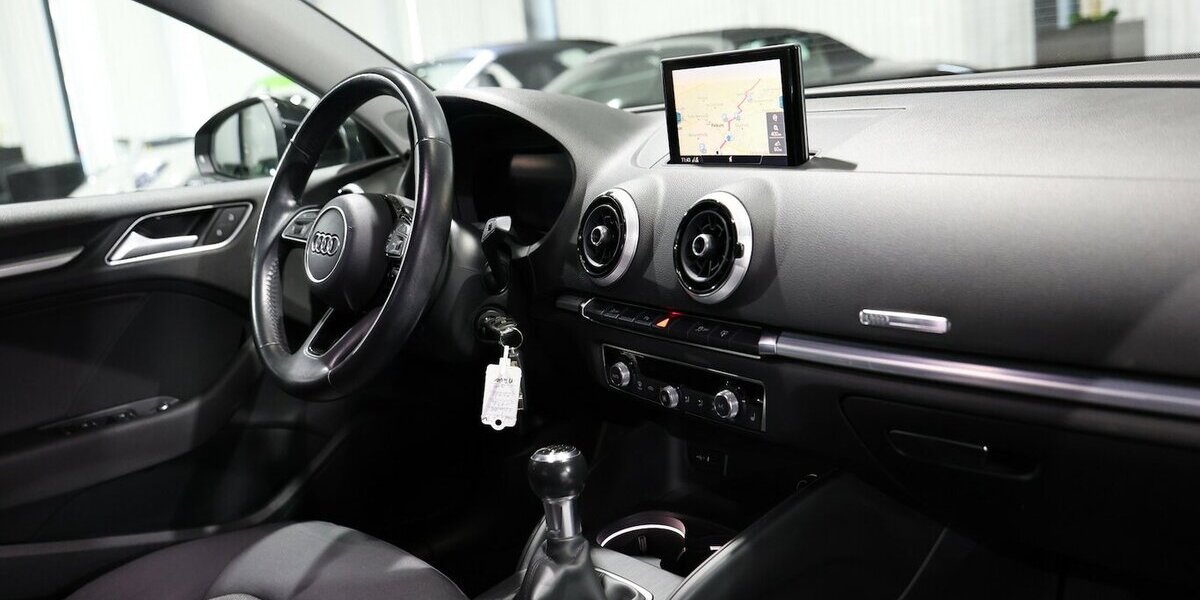 Audi A3 LIMOUSINE 1.4 TFSI BUSINESS / VIRTUAL-COCKPIT 119.000 km 15.993 &euro; Hamm 59077