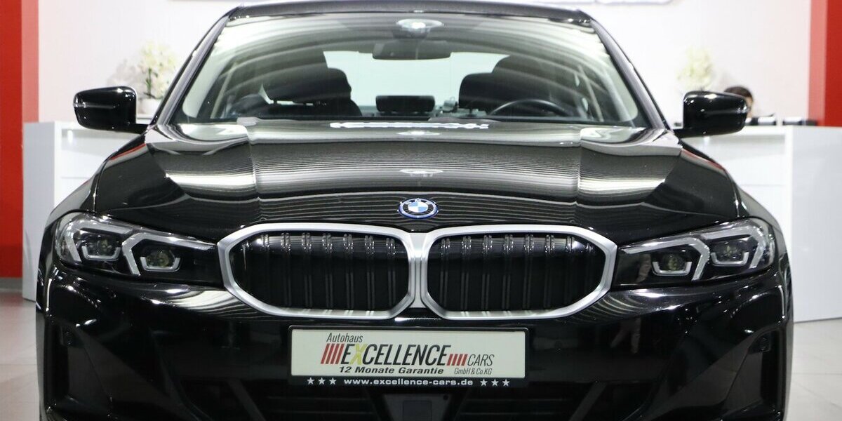 BMW 330e LIMOUSINE SHADOW CURVED+HEAD-UP, LED, H/K 46.000 km 30.444 &euro; Hamm 59077