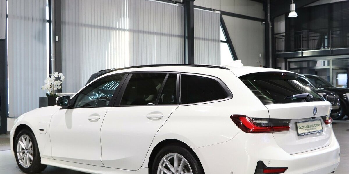 BMW 330e Touring Advantage / VOLL-LEDER-SPORT / LED 95.000 km 24.577 &euro; Hamm 59077