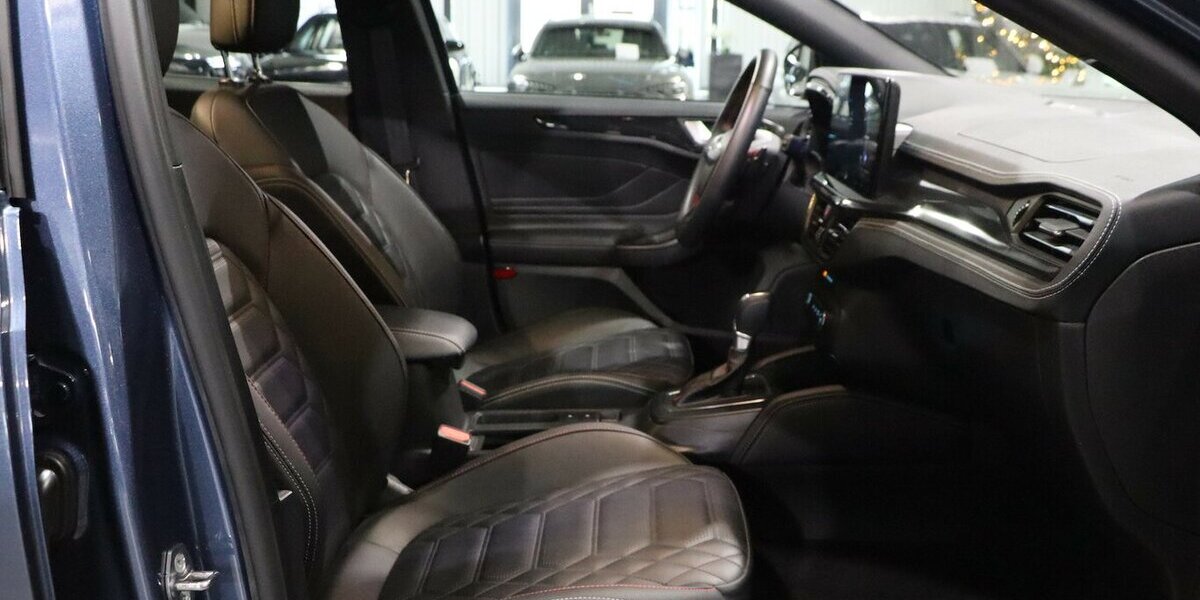 Ford Focus EB HYBRID ST-LINE SPORT VIGNALE MATRIX-LED 34.000 km 22.991 &euro; Hamm 59077