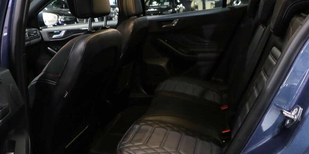 Ford Focus EB HYBRID ST-LINE SPORT VIGNALE MATRIX-LED 34.000 km 22.991 &euro; Hamm 59077