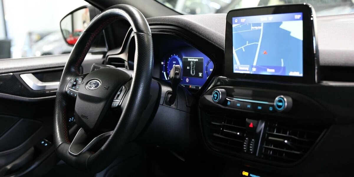 Ford Focus Tunier 1.5 EB ST-LINE-X SPORT / PANORAMA 108.000 km 17.991 &euro; Hamm 59077