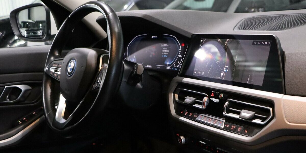 BMW 330e Touring Advantage / VOLL-LEDER-SPORT / LED 95.000 km 24.577 &euro; Hamm 59077