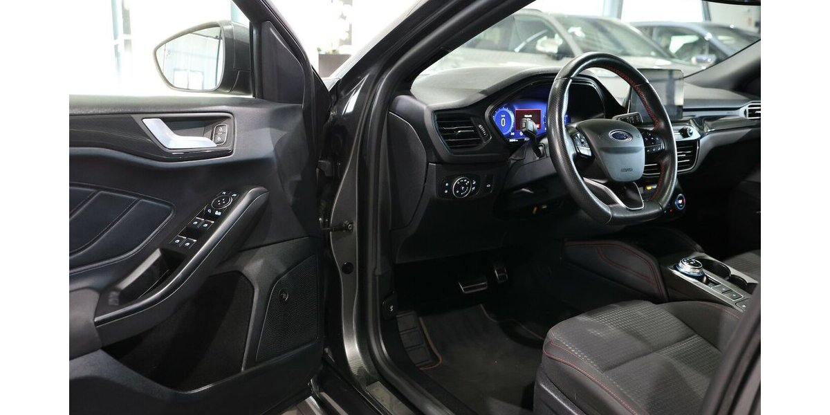 Ford Focus Tunier 1.5 EB ST-LINE-X SPORT / PANORAMA 108.000 km 17.991 &euro; Hamm 59077