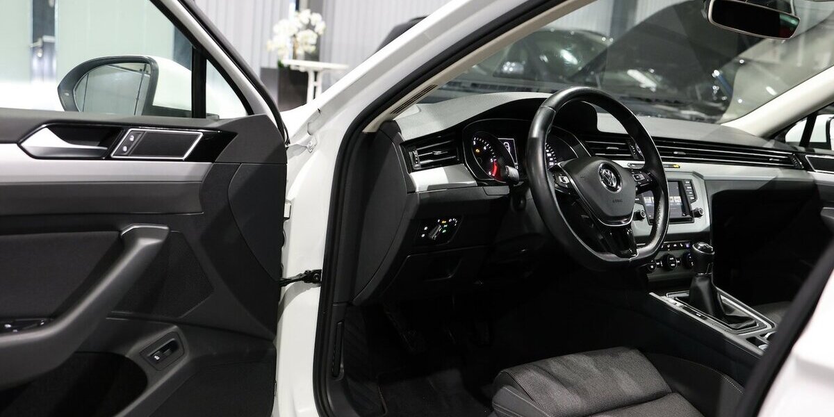 VW Passat 1.6 TDI Comfortline WHITE / MASSAGE+SHZ 176.000 km 10.444 &euro; Hamm 59077