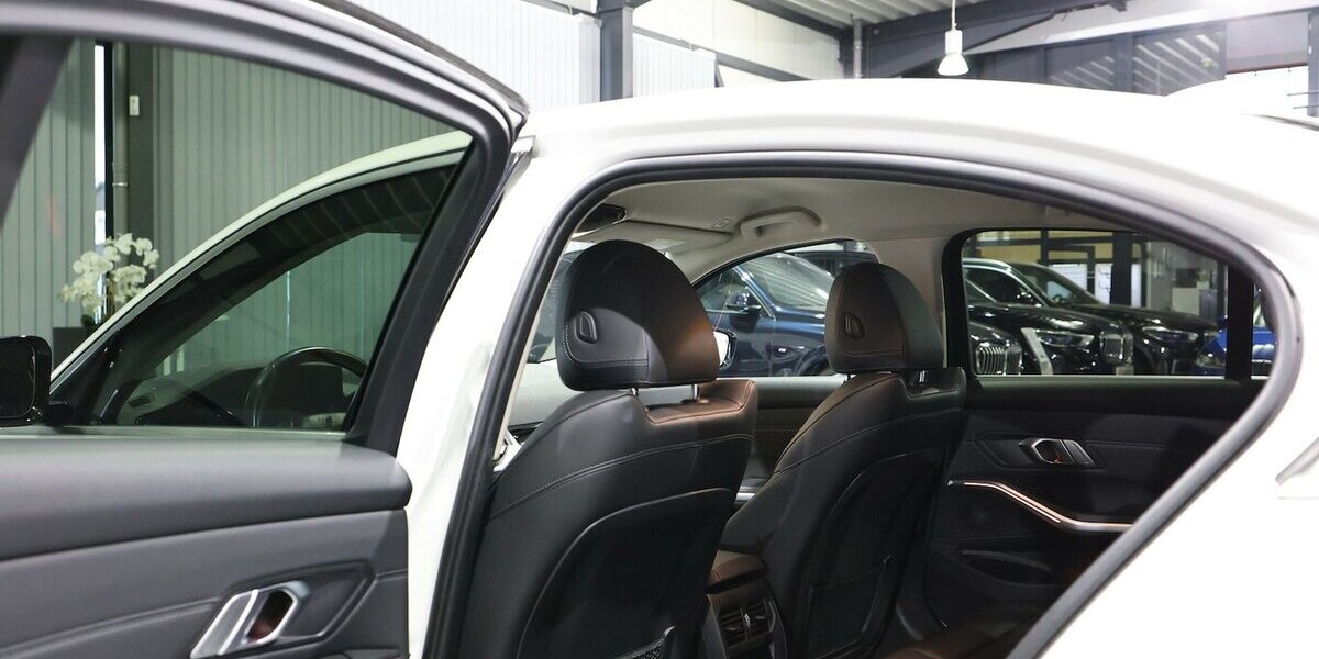 BMW 318d SPORT-LINE / LEDER, LIVE-COCKPIT-PRO, LED 107.000 km 27.333 &euro; Hamm 59077