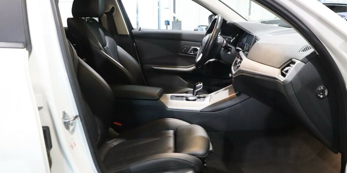 BMW 330e Touring Advantage / VOLL-LEDER-SPORT / LED 95.000 km 24.577 &euro; Hamm 59077