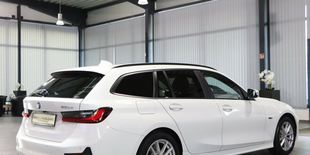 BMW 330e Touring Advantage / VOLL-LEDER-SPORT / LED 95.000 km 24.577 &euro; Hamm 59077