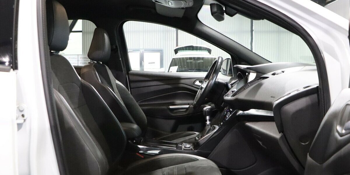 Ford Kuga ST-LINE SPORT WHITE & BLACK / XENON, LEDER 127.000 km 14.911 &euro; Hamm 59077