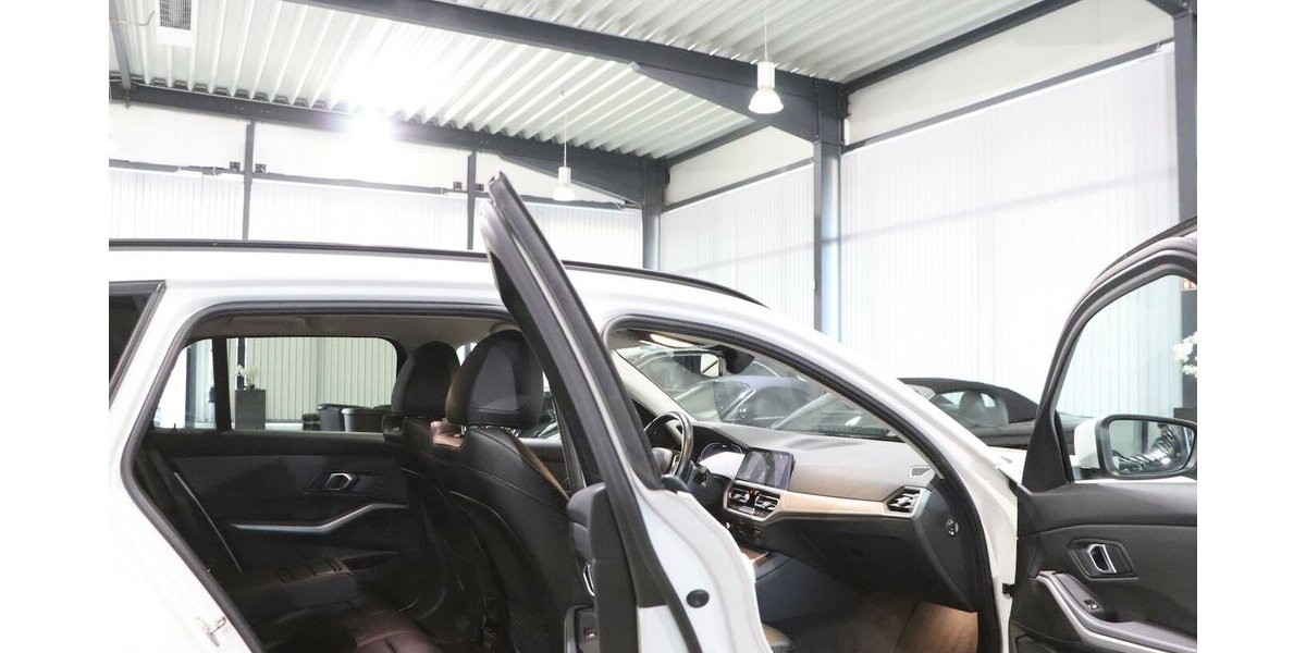 BMW 330e Touring Advantage / VOLL-LEDER-SPORT / LED 95.000 km 24.577 &euro; Hamm 59077