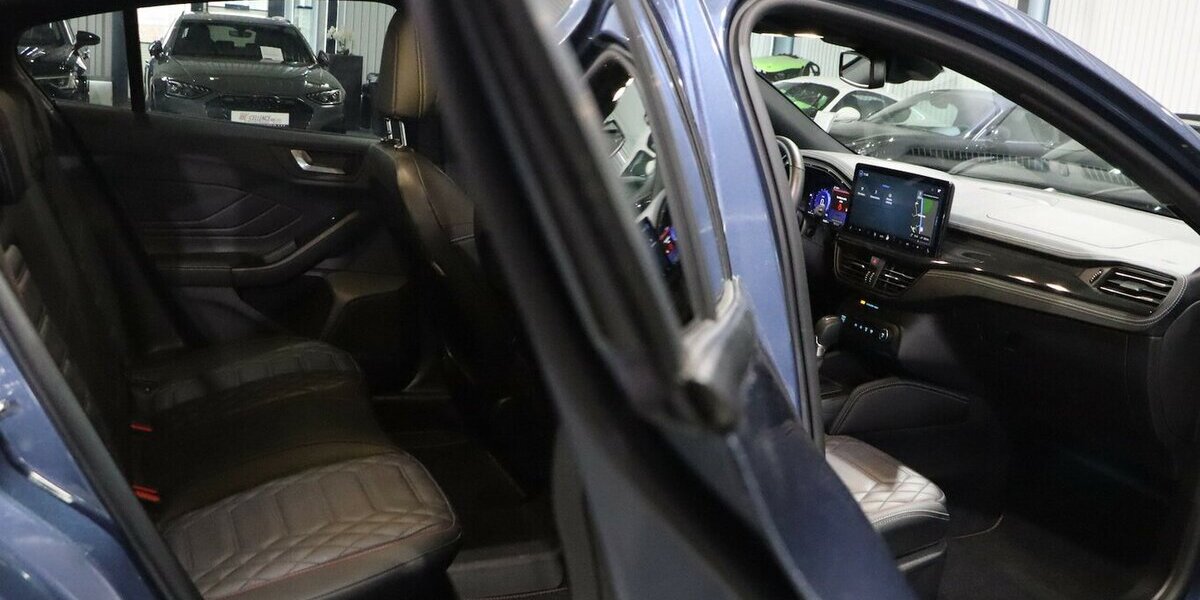 Ford Focus EB HYBRID ST-LINE SPORT VIGNALE MATRIX-LED 34.000 km 22.991 &euro; Hamm 59077