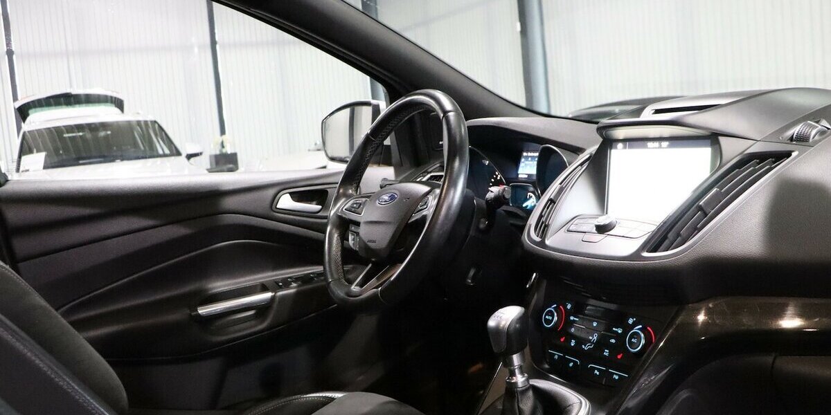 Ford Kuga ST-LINE SPORT WHITE & BLACK / XENON, LEDER 127.000 km 14.911 &euro; Hamm 59077