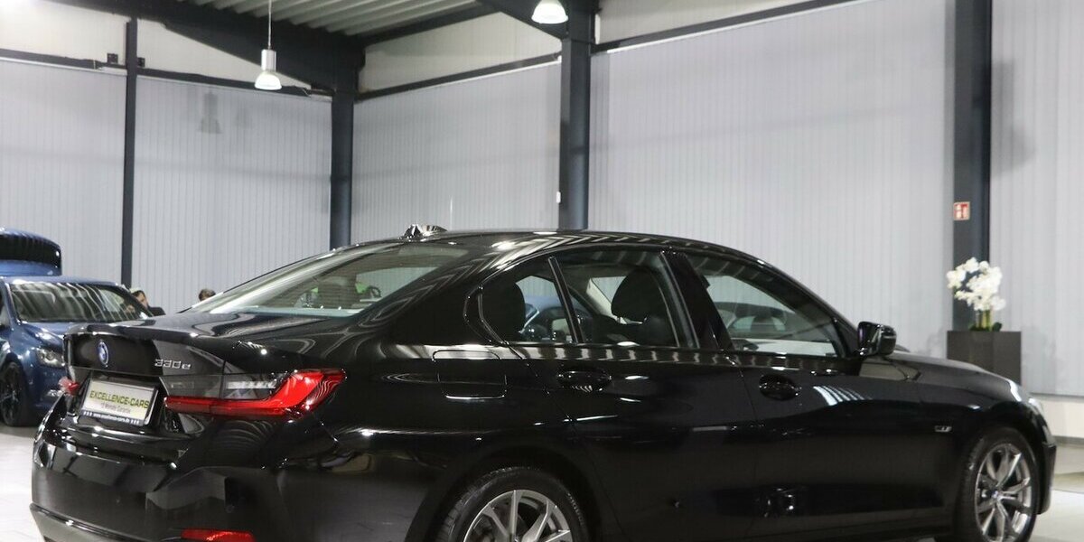 BMW 330e LIMOUSINE SHADOW CURVED+HEAD-UP, LED, H/K 46.000 km 30.444 &euro; Hamm 59077