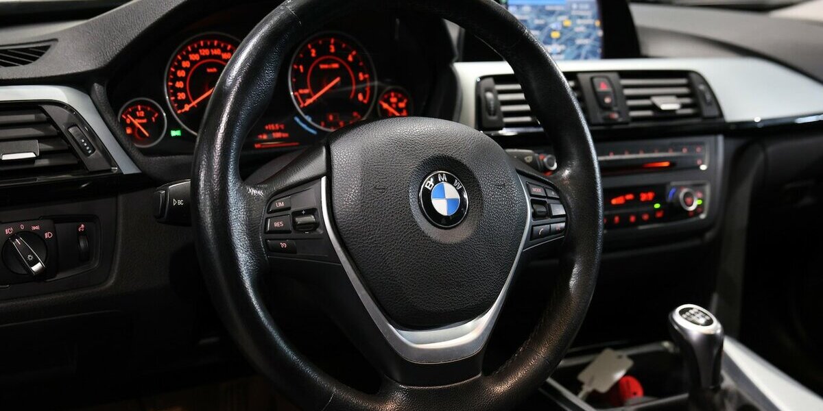 BMW 318d Touring blue PERFORMANCE SPORT / PANORAMA 80.000 km 15.111 &euro; Hamm 59077