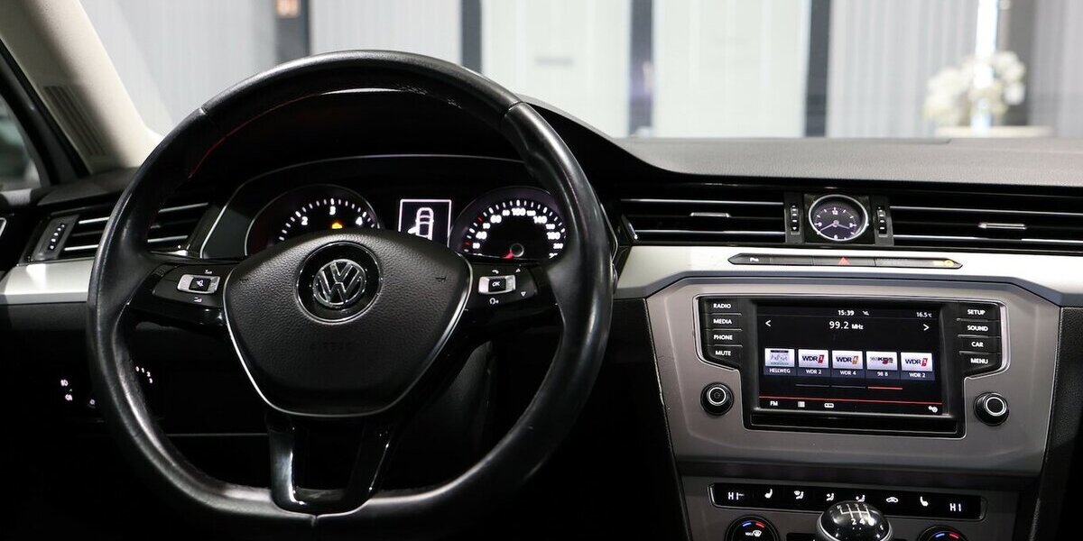 VW Passat 1.6 TDI Comfortline WHITE / MASSAGE+SHZ 176.000 km 10.444 &euro; Hamm 59077