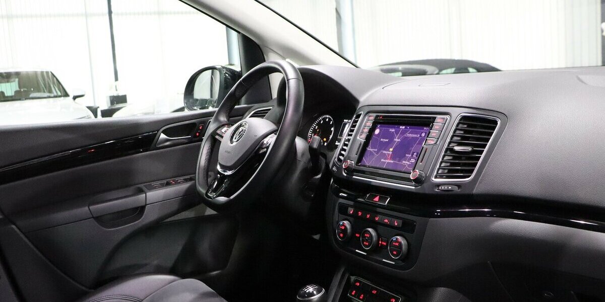 VW Sharan 1.4 TSI BUSINESS HIGHLINE / XENON / TOP 64.000 km 26.991 &euro; Hamm 59077