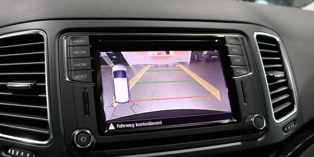 VW Sharan 1.4 TSI BUSINESS HIGHLINE / XENON / TOP 64.000 km 26.991 &euro; Hamm 59077