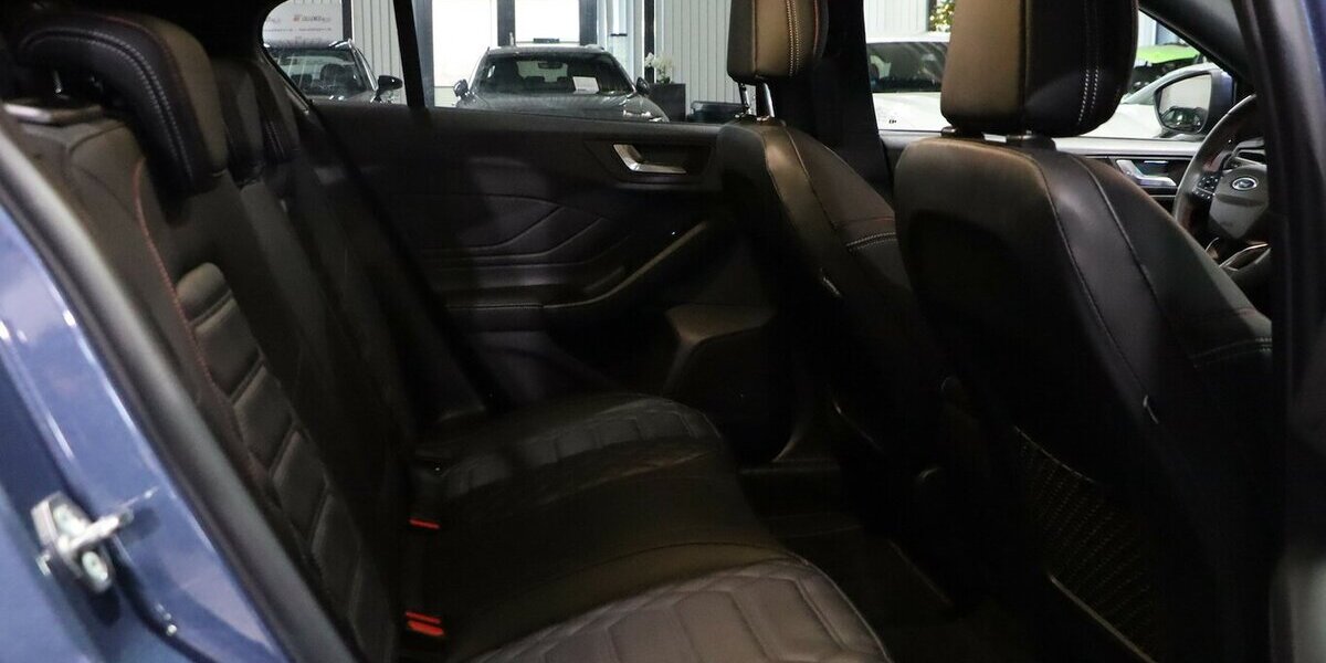 Ford Focus EB HYBRID ST-LINE SPORT VIGNALE MATRIX-LED 34.000 km 22.991 &euro; Hamm 59077