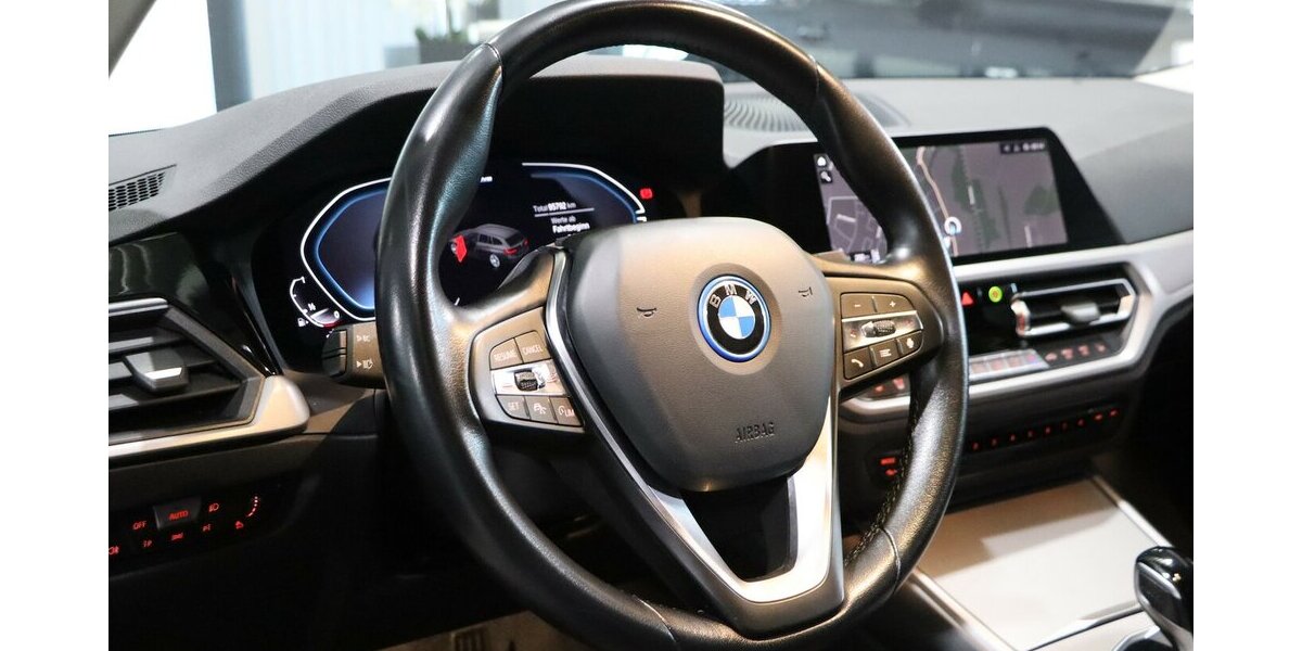 BMW 330e Touring Advantage / VOLL-LEDER-SPORT / LED 95.000 km 24.577 &euro; Hamm 59077