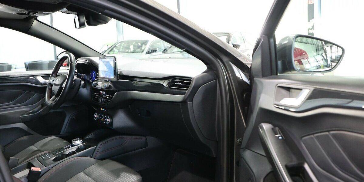Ford Focus Tunier 1.5 EB ST-LINE-X SPORT / PANORAMA 108.000 km 17.991 &euro; Hamm 59077