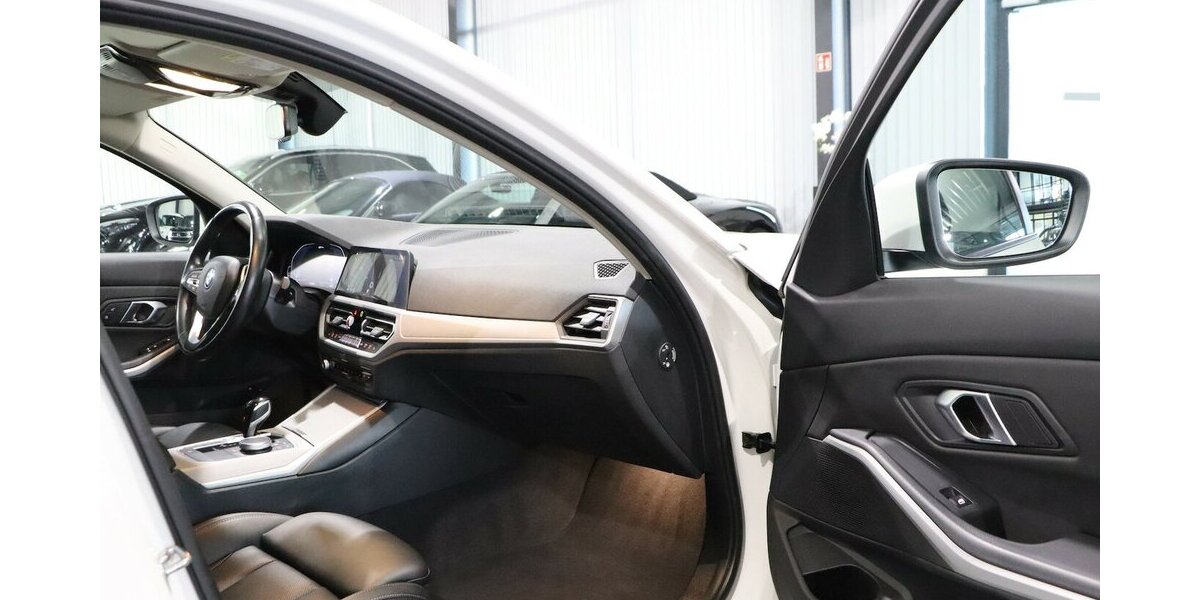 BMW 330e Touring Advantage / VOLL-LEDER-SPORT / LED 95.000 km 24.577 &euro; Hamm 59077