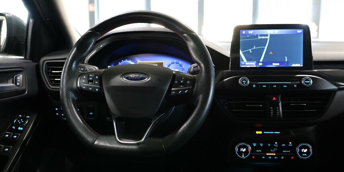 Ford Focus Tunier 1.5 EB ST-LINE-X SPORT / PANORAMA 108.000 km 17.991 &euro; Hamm 59077