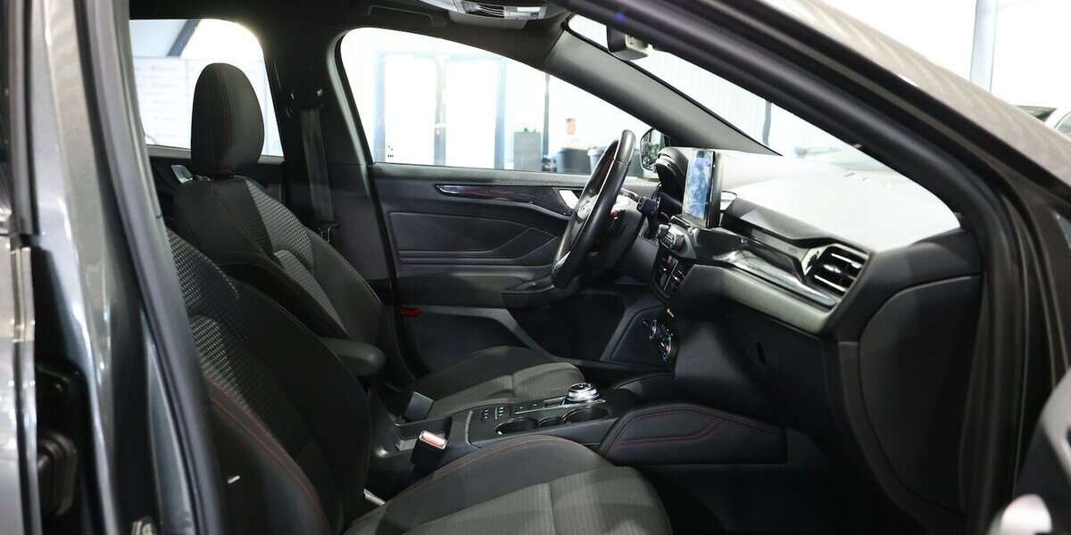 Ford Focus Tunier 1.5 EB ST-LINE-X SPORT / PANORAMA 108.000 km 17.991 &euro; Hamm 59077