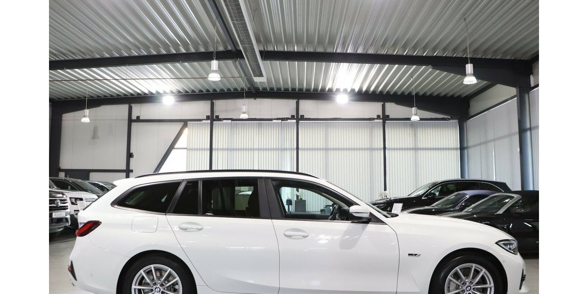 BMW 330e Touring Advantage / VOLL-LEDER-SPORT / LED 95.000 km 24.577 &euro; Hamm 59077