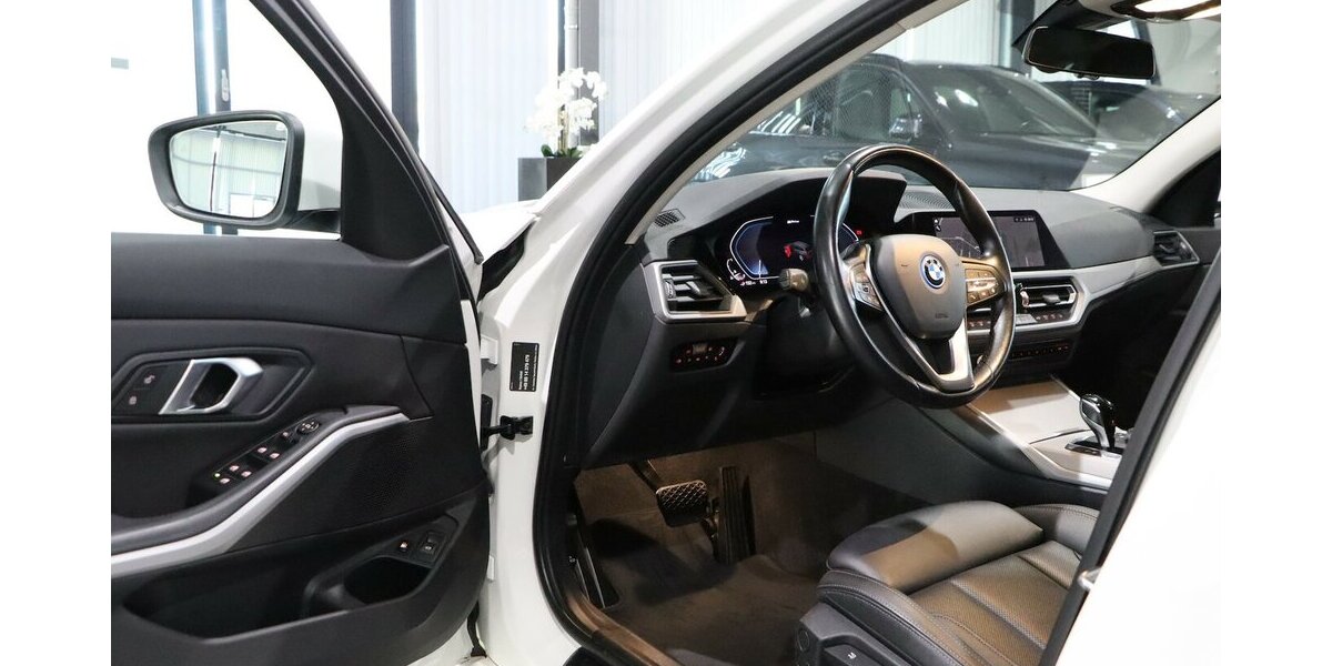 BMW 330e Touring Advantage / VOLL-LEDER-SPORT / LED 95.000 km 24.577 &euro; Hamm 59077