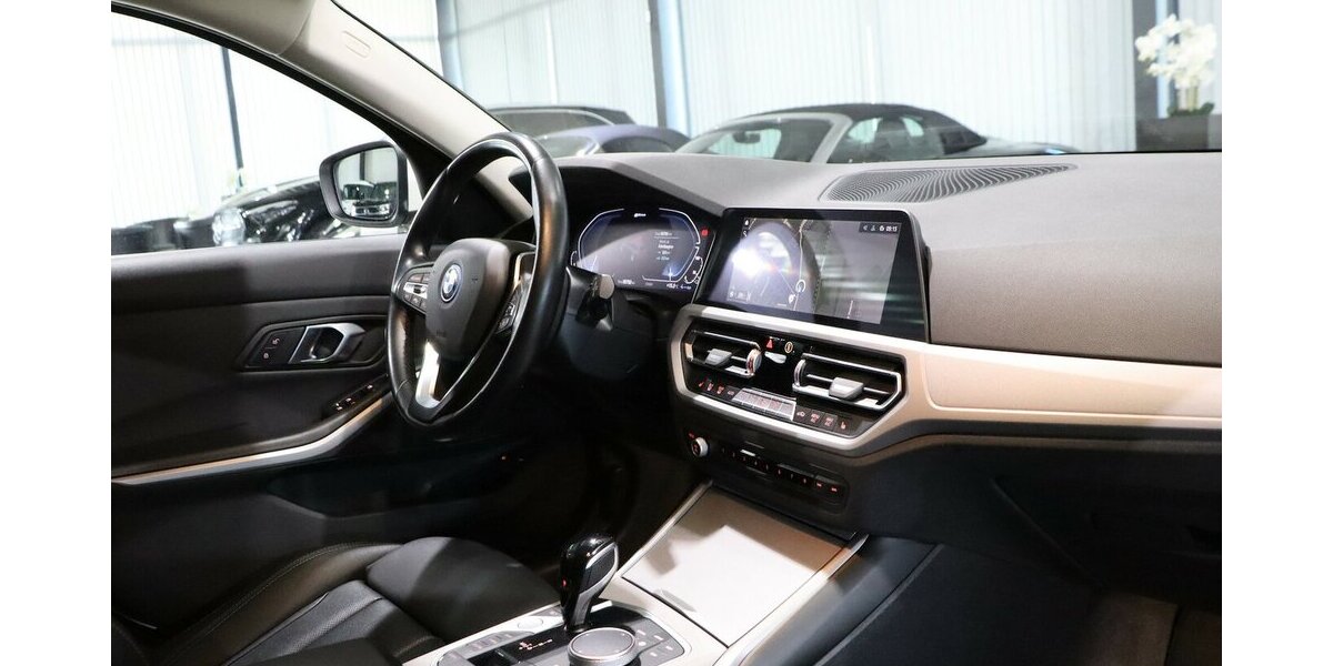 BMW 330e Touring Advantage / VOLL-LEDER-SPORT / LED 95.000 km 24.577 &euro; Hamm 59077