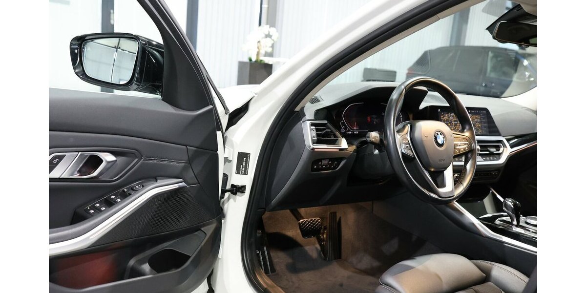 BMW 318d SPORT-LINE / LEDER, LIVE-COCKPIT-PRO, LED 107.000 km 27.333 &euro; Hamm 59077