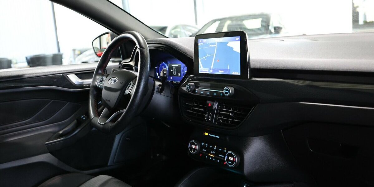 Ford Focus Tunier 1.5 EB ST-LINE-X SPORT / PANORAMA 108.000 km 17.991 &euro; Hamm 59077